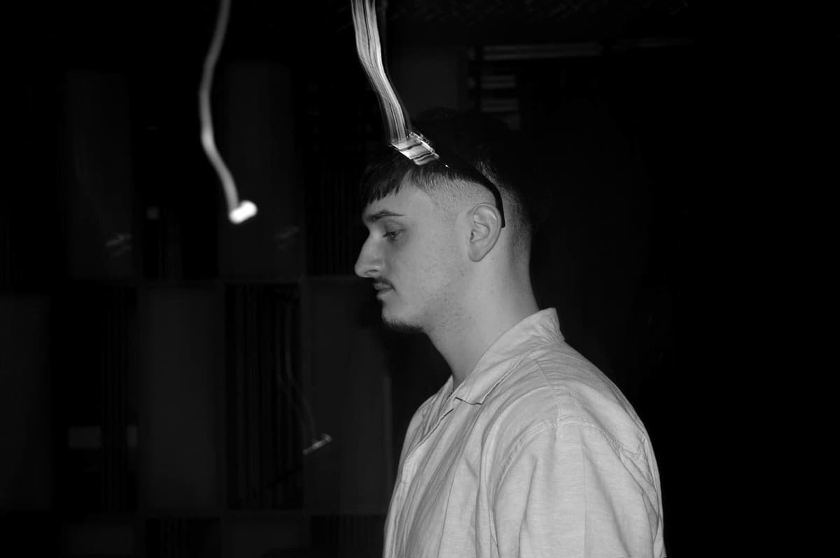 DJ NOIR im Profil hinter dem DJ-Pult, Club Make in Fellbach
