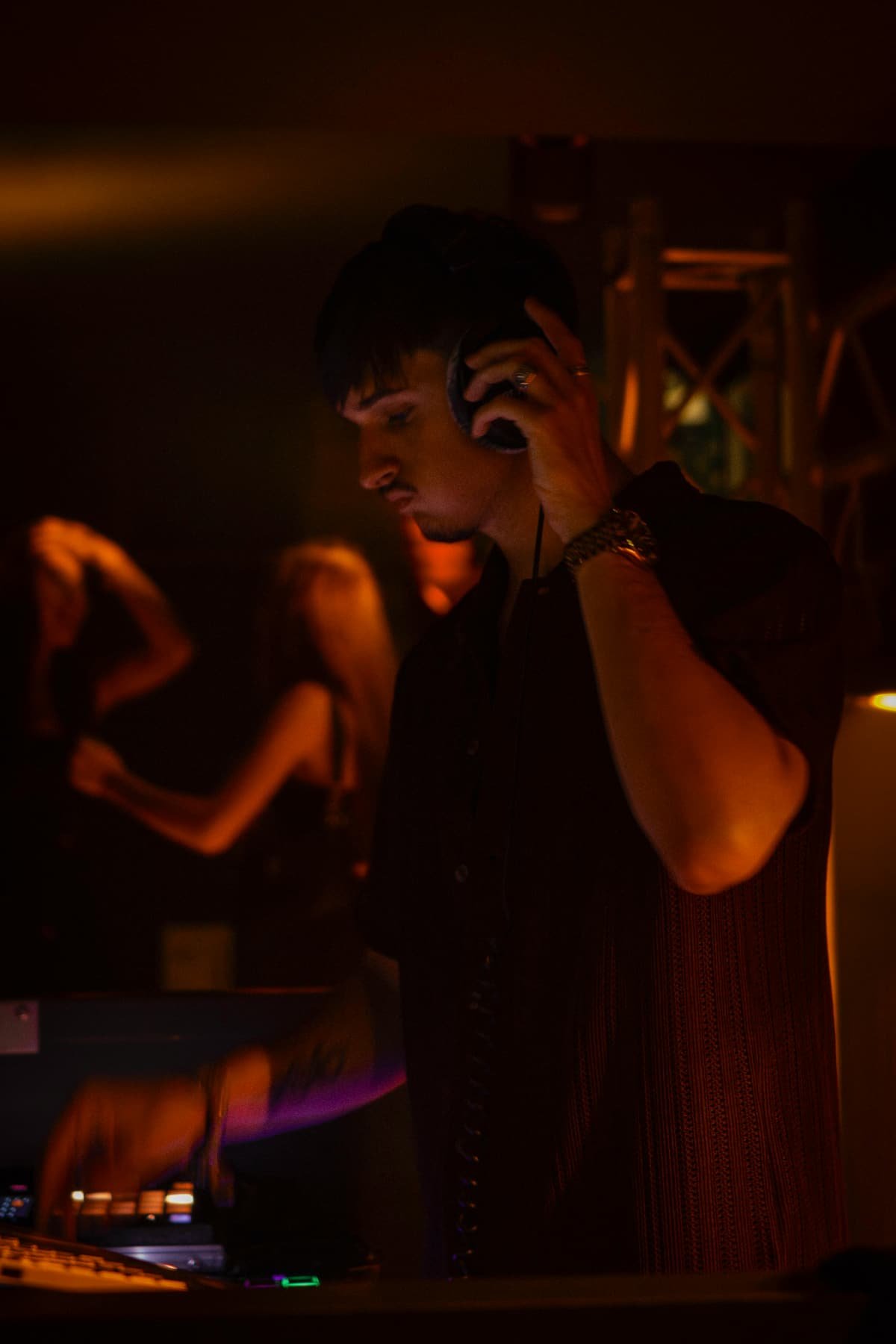 DJ NOIR mit Kopfhörern im Clublicht im Peri in Schwäbisch Gmünd